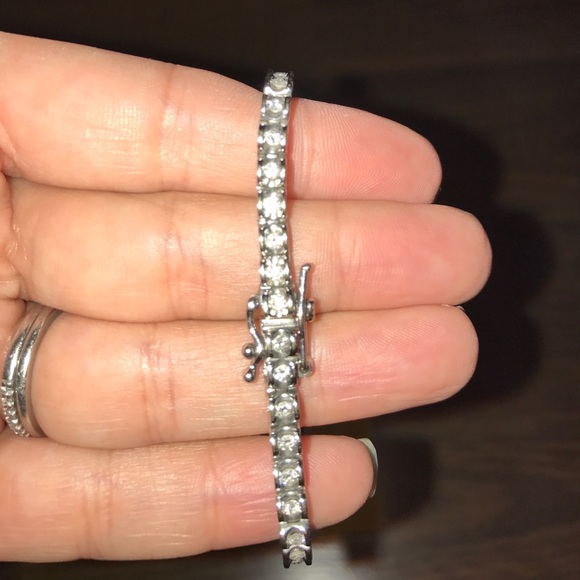Diamond tennis bracelet and earrings - Picture 2 of 6